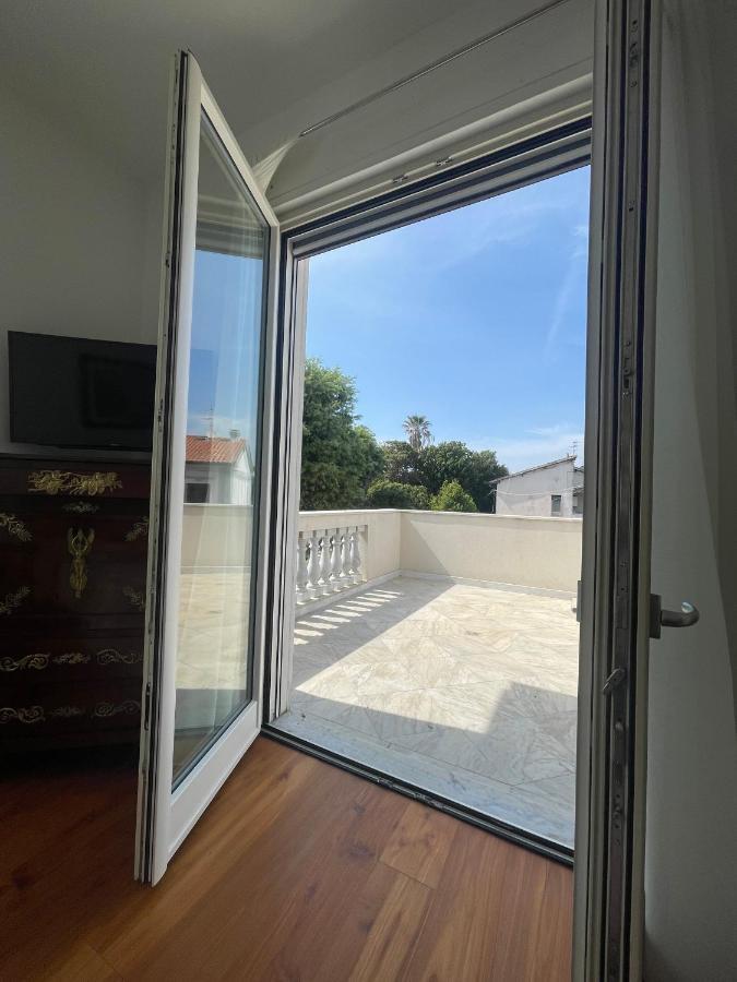 Villa Bianca A Few Steps By The Sea With Exclusive Garden & Jacuzzi Ливорно Экстерьер фото